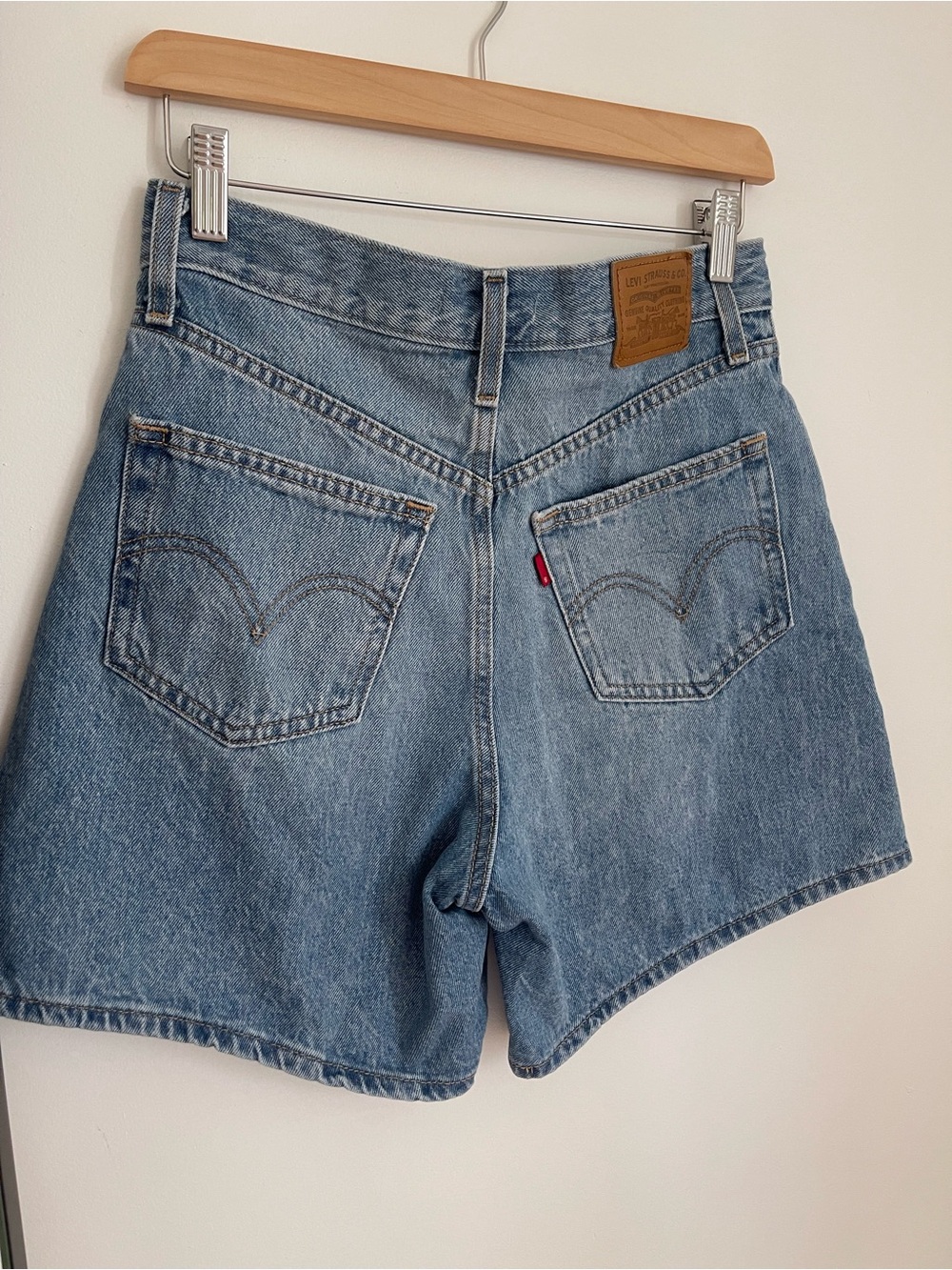 Levi's “high baggy shorts”